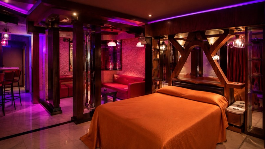 Habitación con living, barra y climatización individual en Hotel Avectua, Pilar