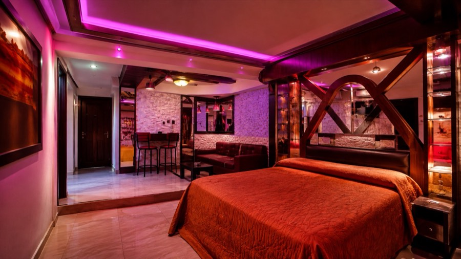 Habitación con estar, barra y baño privado en Hotel Avectua, alojamiento por horas en Pilar