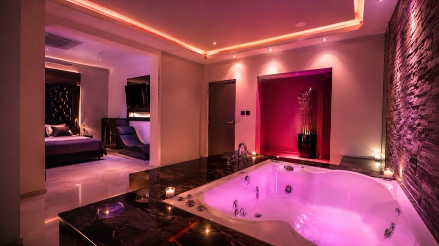 Suite con hidromasaje y dormitorio separado en Hotel Avectua Pilar