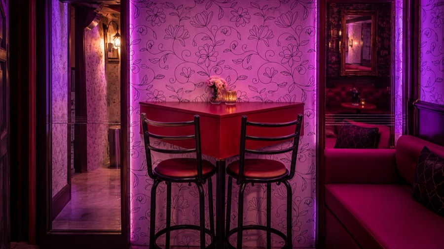 Rincón con mesa alta y luz tenue en Hotel Avectua Pilar